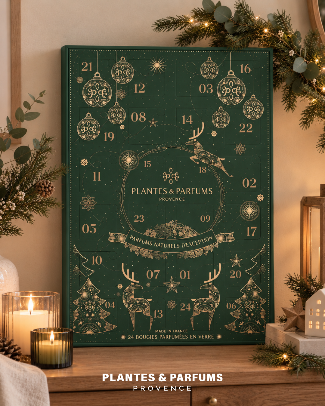 Calendrier de l'Avent Plantes & Parfums vert et or, 24 bougies parfumées, posé sur un meuble décoré pour Noël