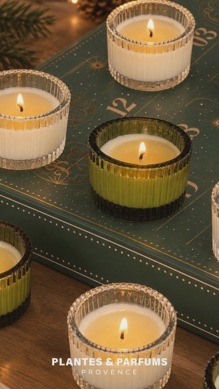 Bougies parfumées en verre strié du calendrier de l'Avent Plantes & Parfums, allumées